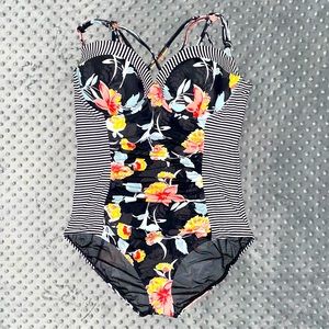 Torrid 1 piece underwire swimsuit